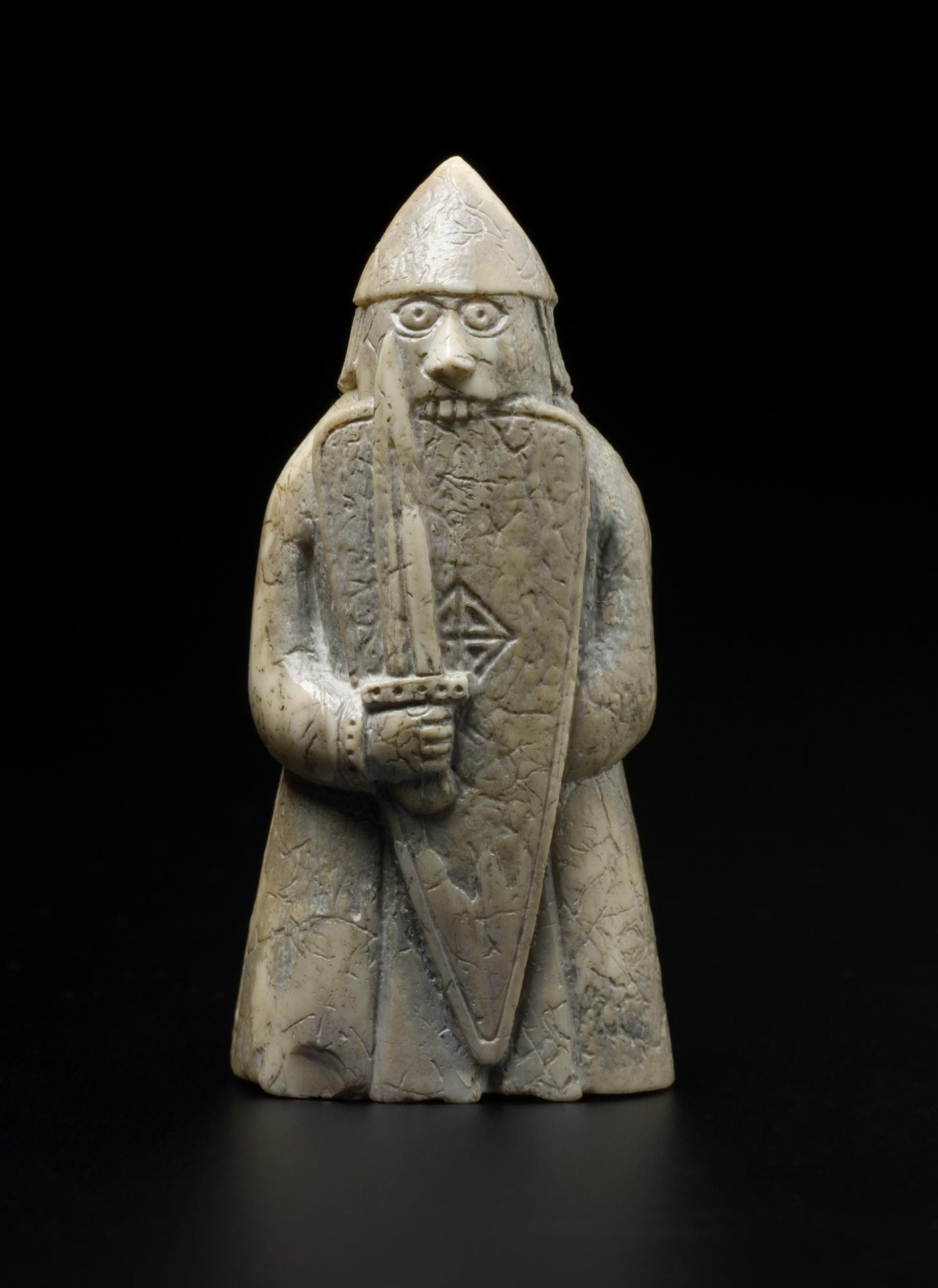 Uma peça de xadrez representando um berserker mordendo seu escudo.