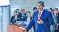 Presidente Nicolas Maduro em foto com terno azul