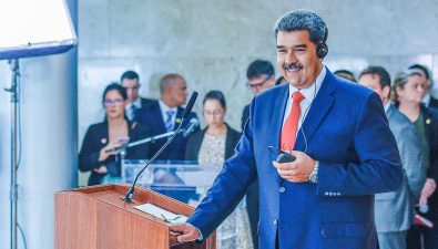 Presidente Nicolas Maduro em foto com terno azul